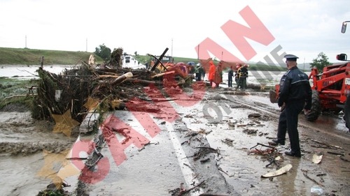 Zeci de morti si sute de oameni evacuati in urma inundatiilor din Moldova