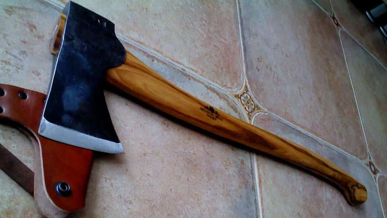 Harghita: Bărbat reținut după ce a atacat cu toporul un polițist