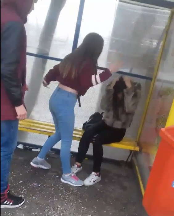 Fata este lovită cu sălbăticie de propriile ei colege