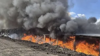 Incendiu devastator în Covasna! O hală plină cu deșeuri a fost cuprinsă de flăcări