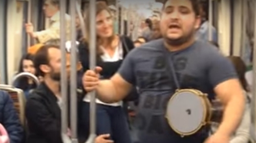 Video viral! Doi romi au cântat în metroul de la Paris melodii celebre ale unor trupe de hip-hop românești. Ce reacție au avut pasagerii