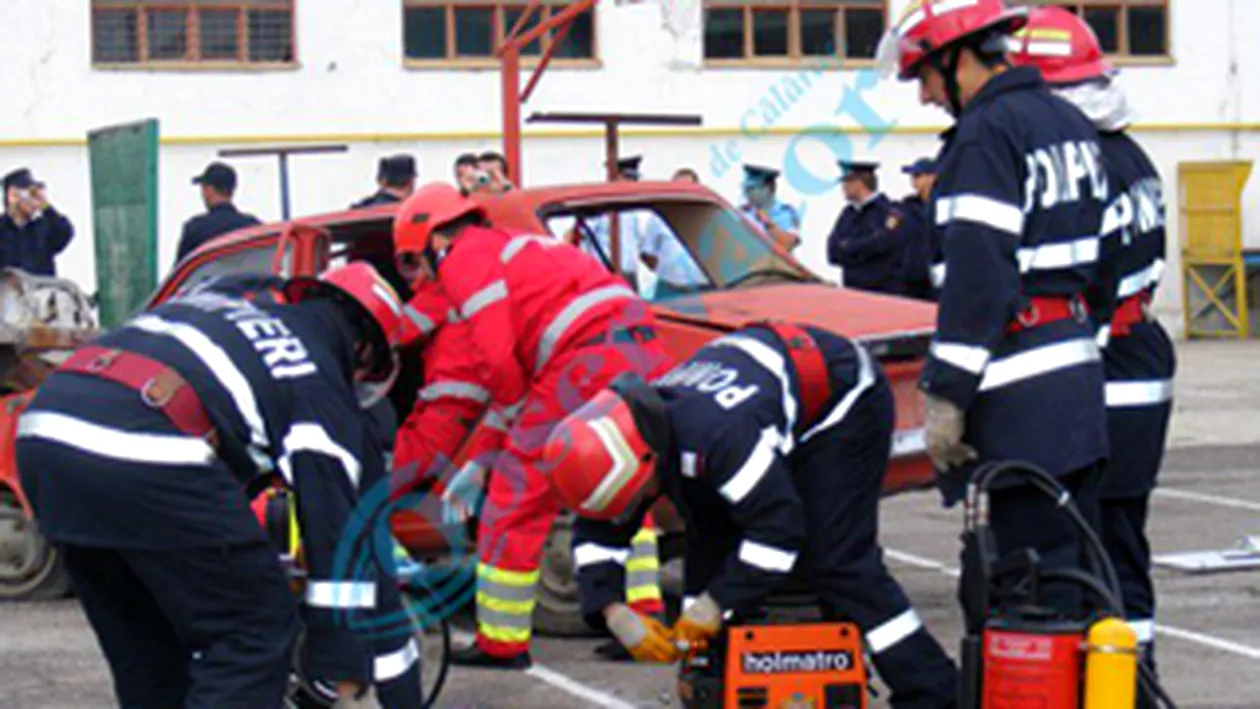 Un incendiu a avut loc in Pitesti! Pompierii s-au chinuit sa il stinga deoarece hidrantii au fost astupati de asfalt!