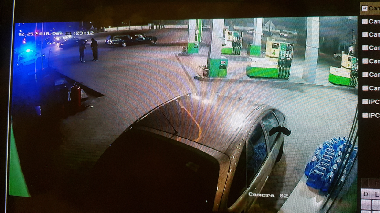 Momentul când mortul a căzut din mașină a fost surprins de camerele de supraveghere ale unei benzinării