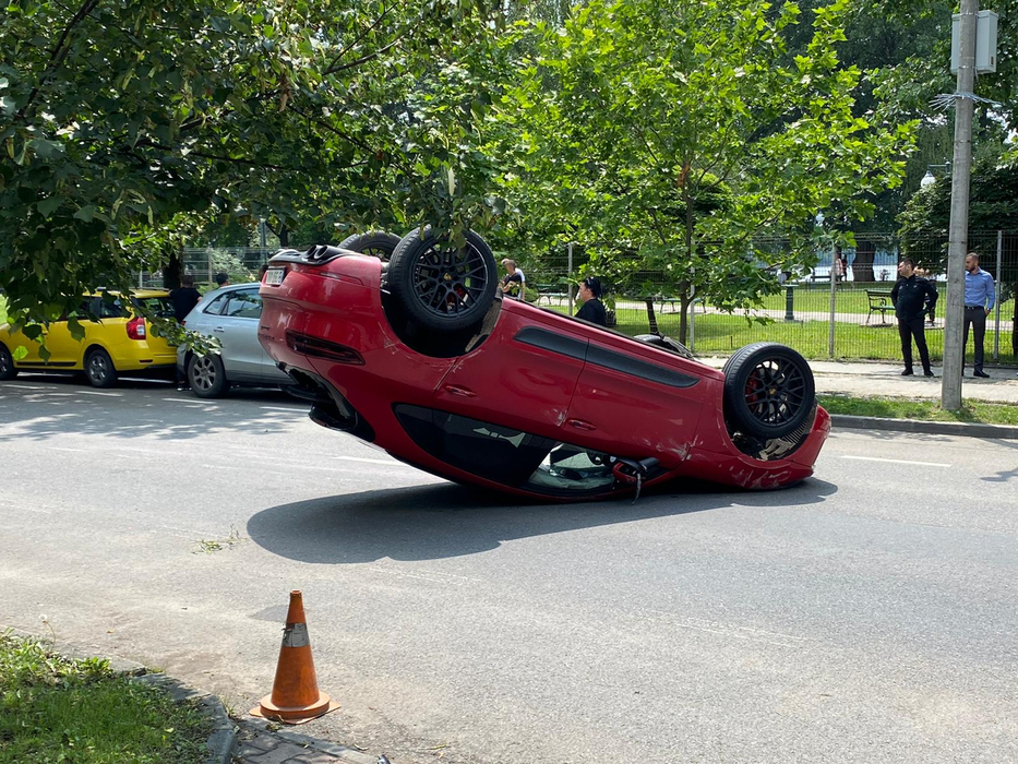Mașină răsturnată pe Șoseaua Nordului din București! Fosta iubită a lui Ciro Castellano era la volan