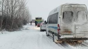 Nu am scăpat de ninsoare! E haos! Drumarii au intervenit de urgență