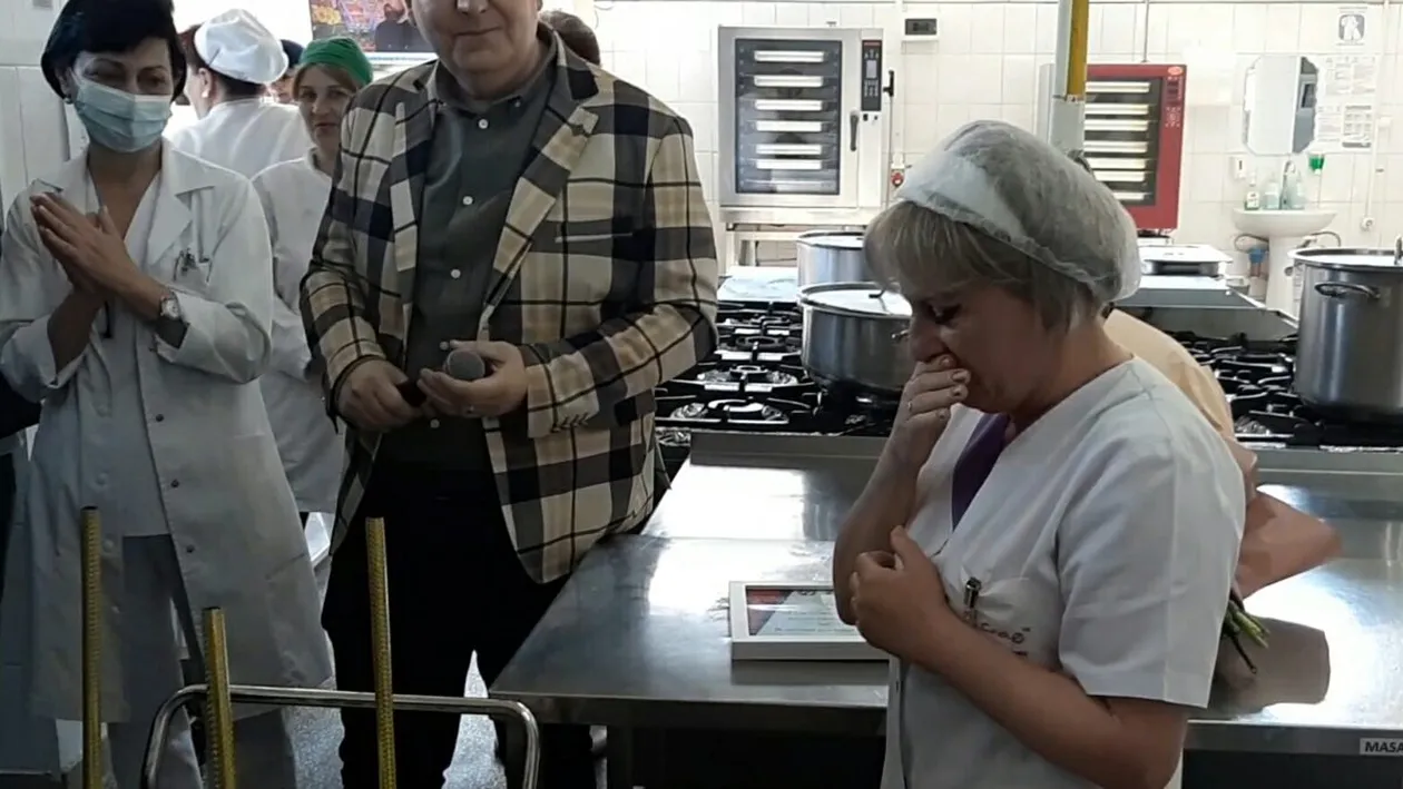 Bucătăreasa Spitalului Județean Dâmbovița a devenit vedetă după Românii au talent. Ce surpriză i-a făcut managerul spitalului!