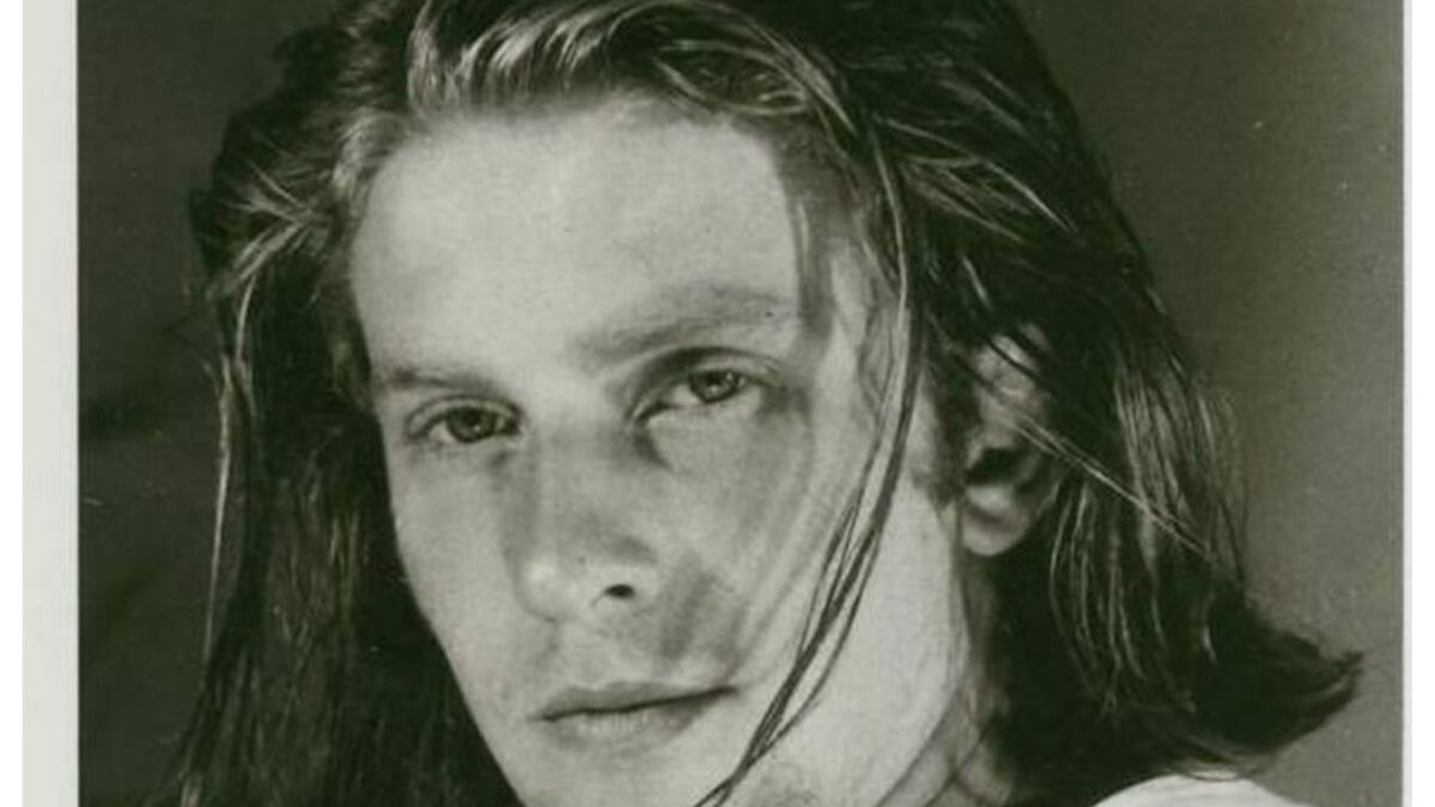 Recunoști vedeta din imagine?! Astăzi e unul dintre cei mai cunoscuți prezentatori TV