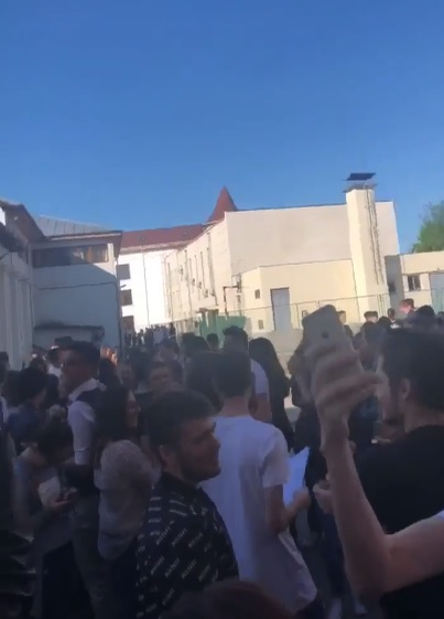 Elevii cer reangajarea paznicului care îi lăsa să iasă din liceu