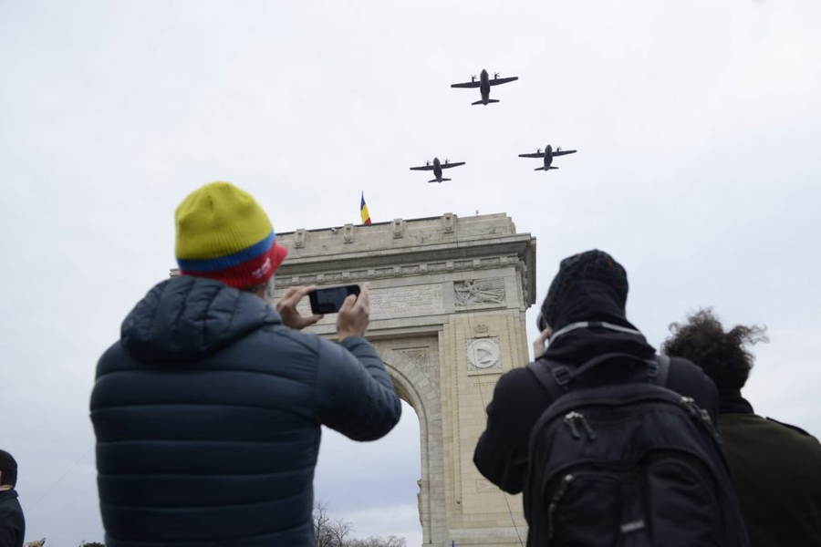 Parada militară națională de 1 Decembrie din București a fost deschisă și anul acesta de aviația militară © CANCAN.RO
