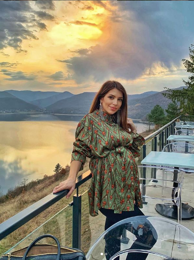 Celia este însărcinată în șapte luni și jumătate