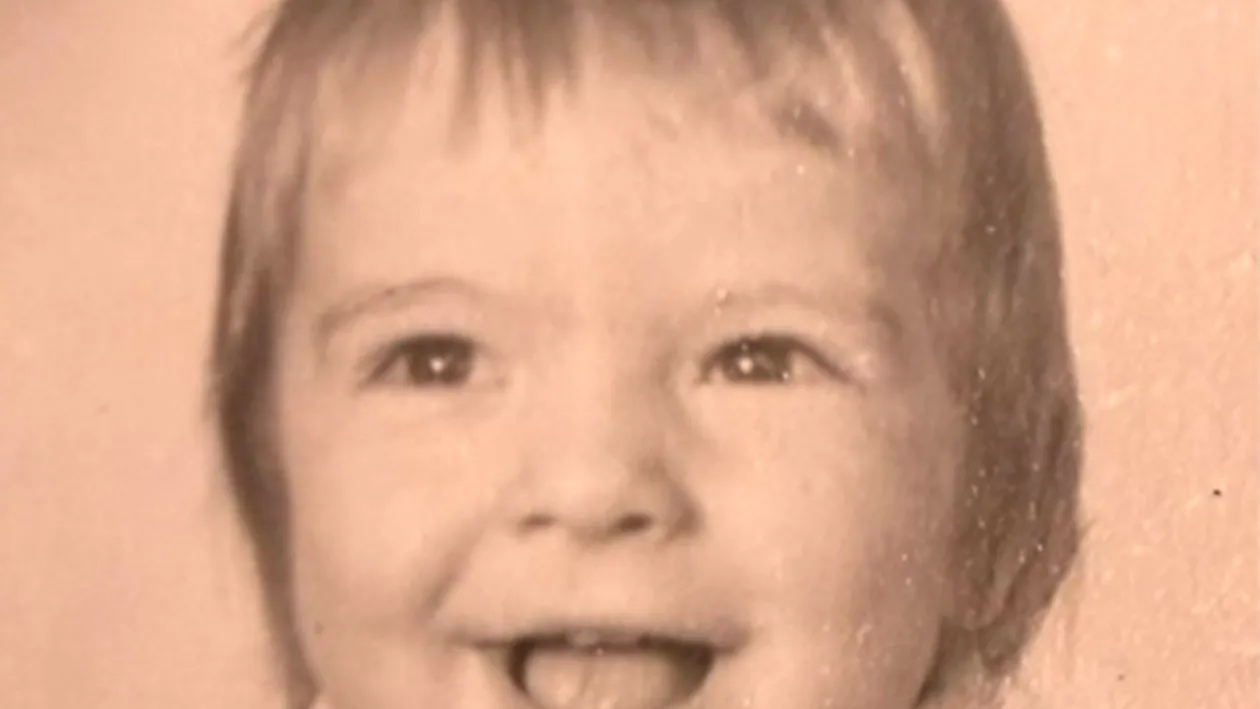 Puțini îl recunosc. Așa arăta acum 53 de ani bărbatul celebru din România care își serbează ziua de naștere astăzi