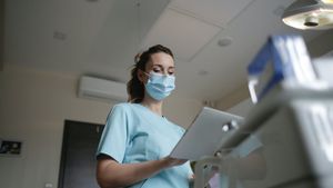 O tânără de numai 19 ani a ajuns la spital din cauza unei tumori extrem de rare! Medicii din Iași au reușit să o salveze în ultimul moment