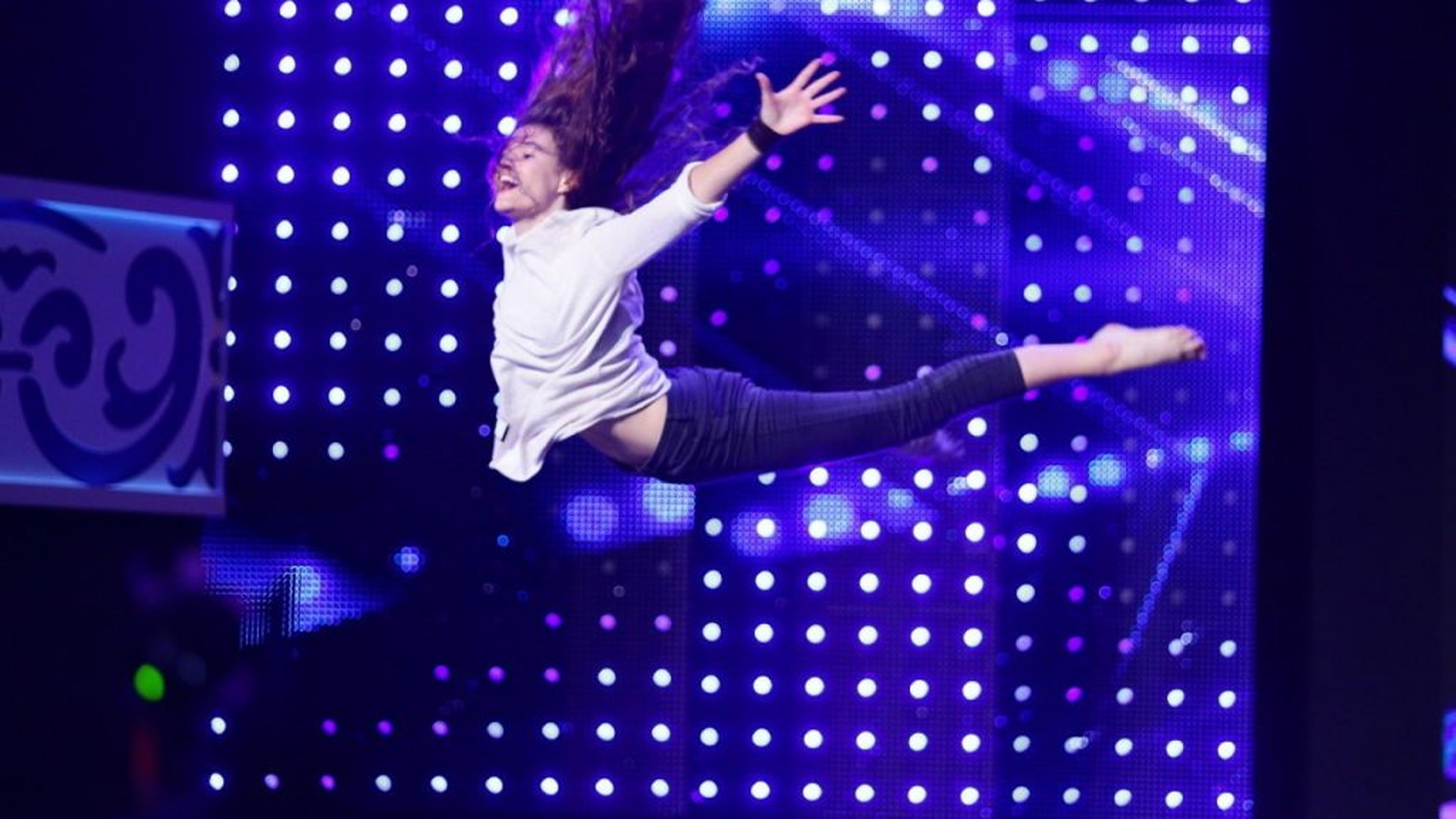 Românii au talent. Golden Buzz pentru Alla! Trupa Idiot și Alex Ștefănescu, bătaie pentru finală! Juriul a votat 2-2, pe cine a ales publicul