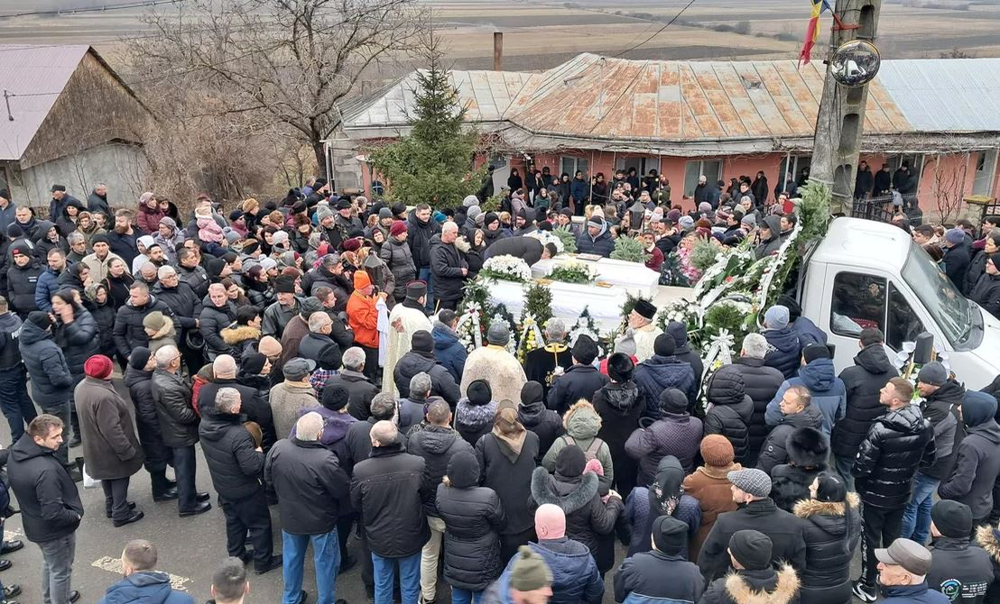 Imagini sfâșietoare! Constantin și Teodora au fost înmormântați împreună, iar micuța Sofia între ei