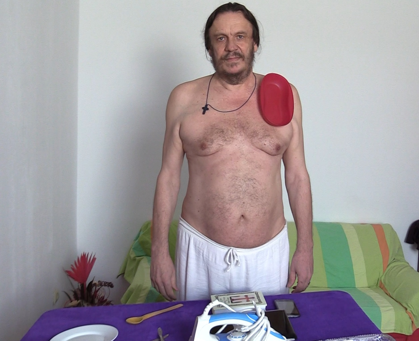 Nu doar metalul, ci și plasticul "aderă" la corpul lui David