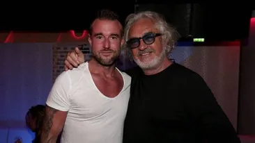 IMAGINI ÎN PREMIERĂ. A aterizat la Bucureşti, a făcut prezenţa la eveniment şi… Faimosul Philipp Plein s-a ”baricadat” la Marriott cu o echipă top. Printre fete şi o super cunoscută vedetă tv!