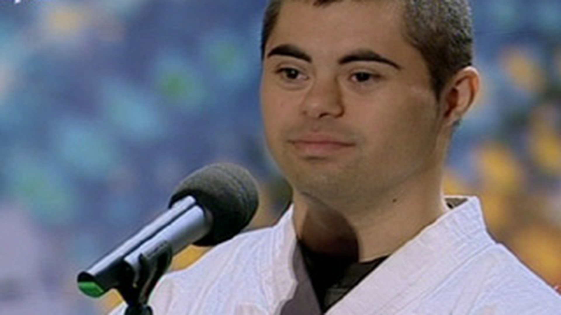 Mai tare decat Chuck Norris! Uite cum a jonglat un concurent de la "Romanii au talent" cu un nunceag!
