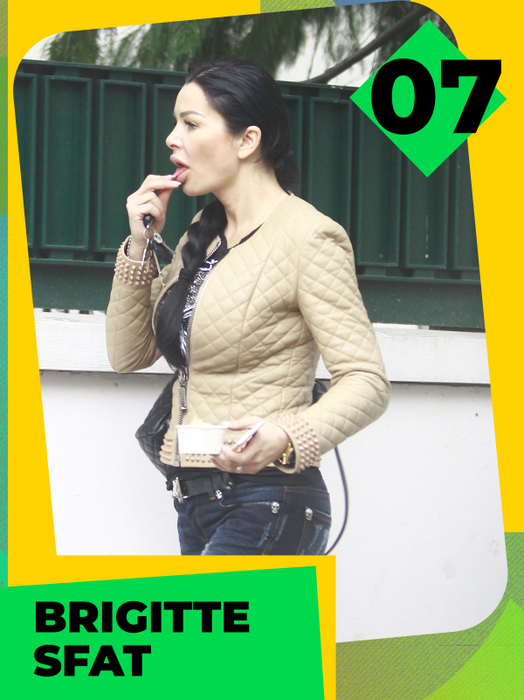 TOP 30 sexy vedete care au făcut show cu frișcă și cu înghețată! Antonia, Delia și Babs nu s-au putut abține! Avem 100 de fotografii de colecție!