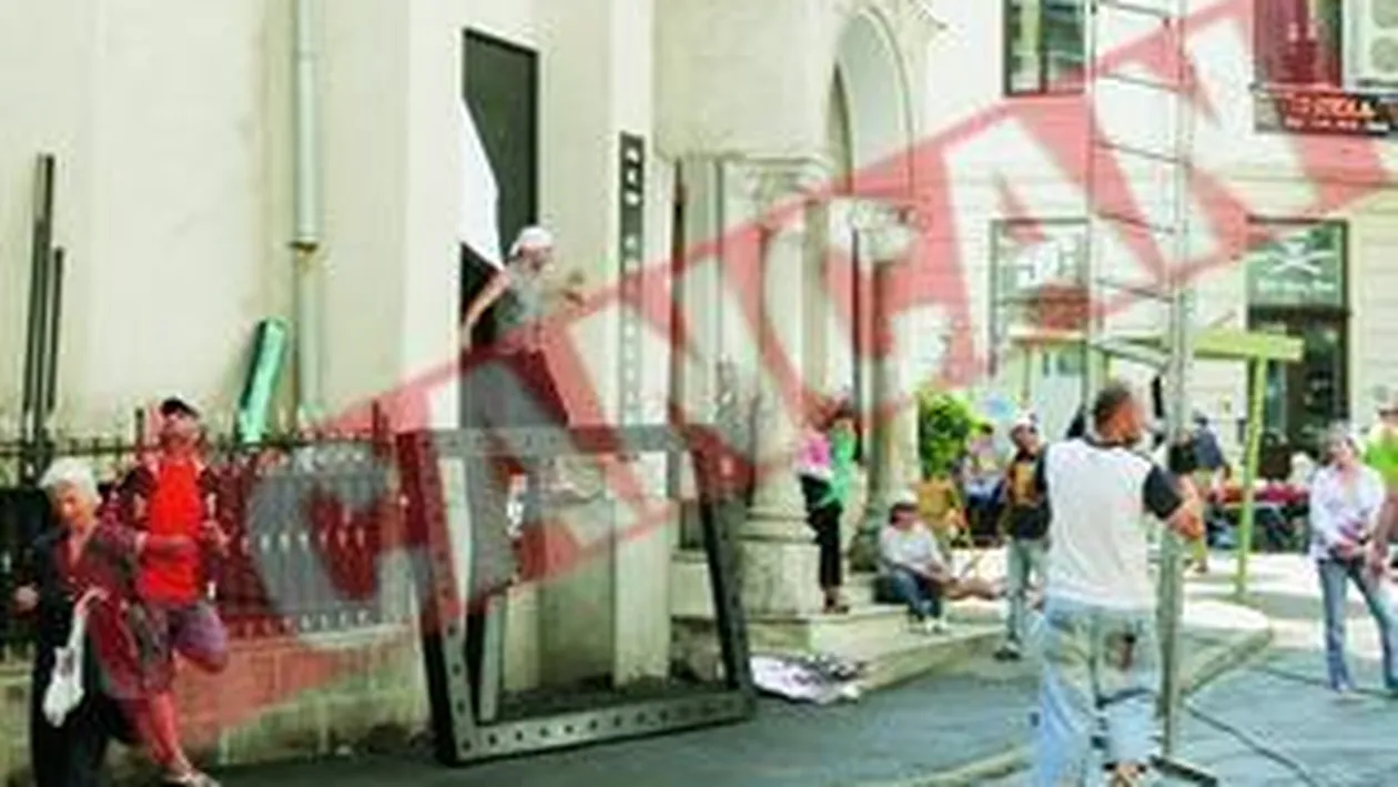 Reclama Honda cu manechine sexy la biserica