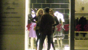 Au discutat conditiile si au mers la hotel. S-a distrat cu doua blonde in miez de noapte