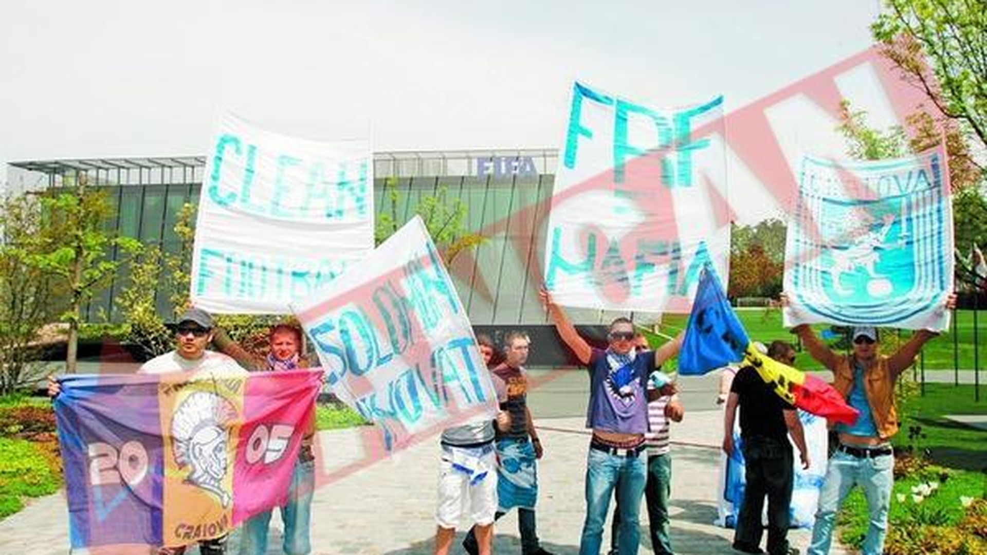 Suporterii olteni au protestat la FIFA