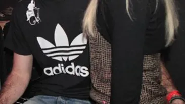 Ce face un fotbalist faimos in timpul liber? Pipaie o blonda pe fund si ia batul in mana!