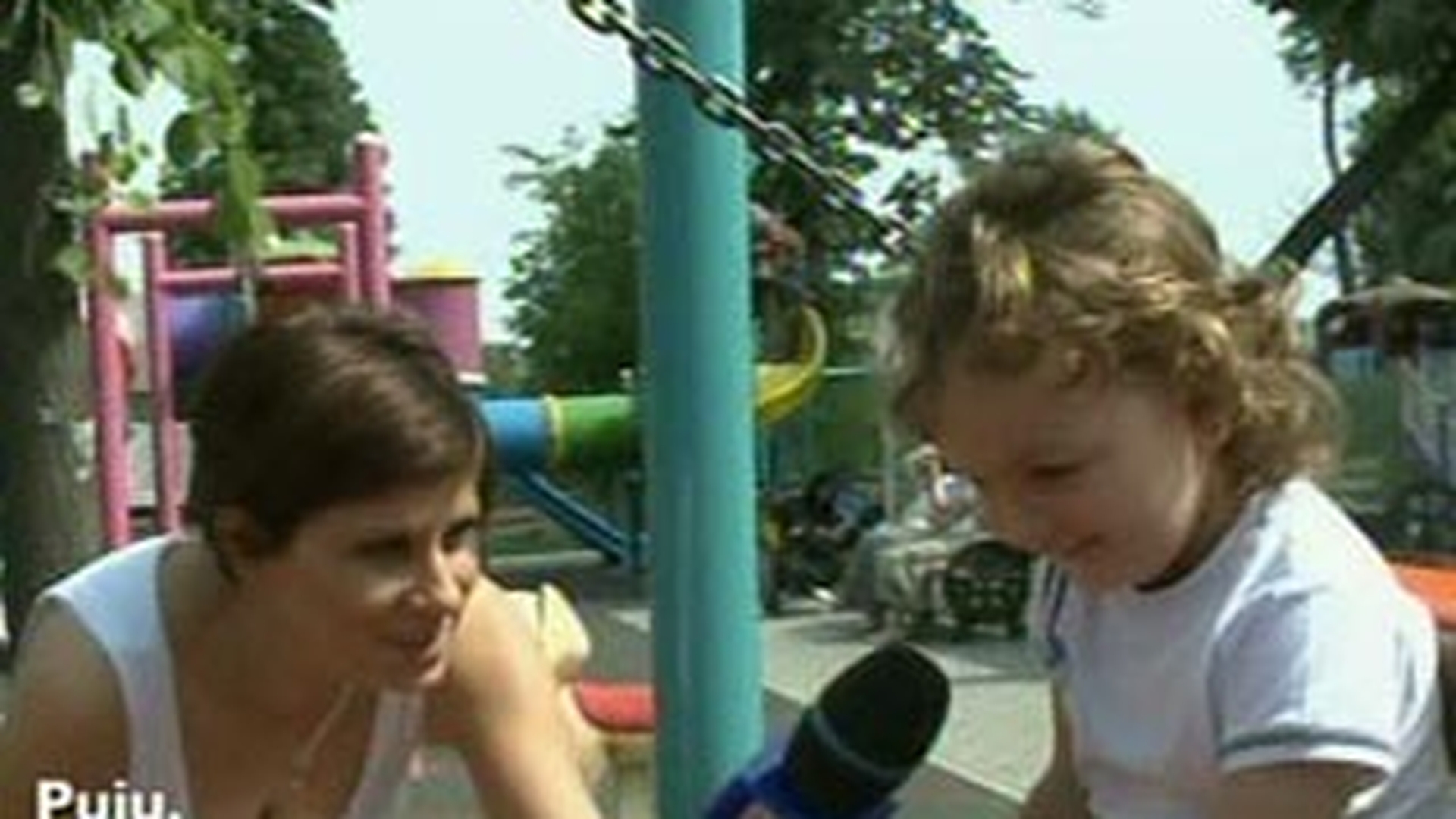 El este baietelul Madalinei Manole! Seamana leit cu Petru Mircea si se distreaza maxim in parc - El si tatal lui sunt foarte fericiti