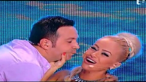 Daniel Buzdugan a vrut sa o sarute pe Anda Adam cu forta! Vezi cat de speriata a ripostat vedeta! Publicul a ramas socat