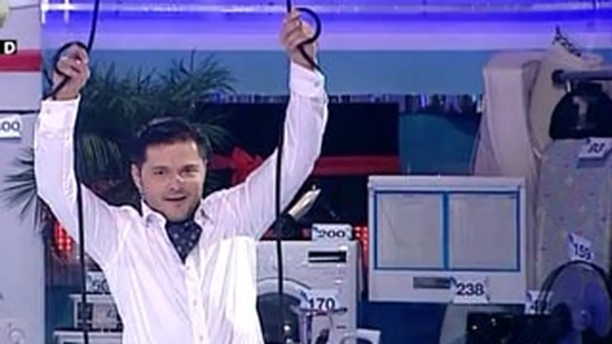 VIDEO Liviu Varciu, asa cum nu l-ai vazut niciodata! Face acrobatii in platoul emisiunii si se urca pe o franghie