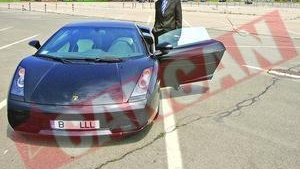 Si-a dat limuzinele pentru o masinuta cu baterii