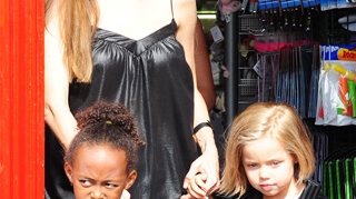 Angelina Jolie i-a cumparat iPad fiicei sale de 5 ani! Micuta este obsedata de gadgetul la moda