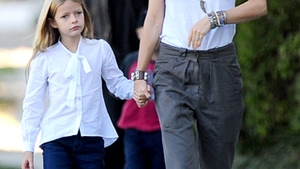 Asa mama, asa fiica! Gwyneth Paltrow a iesit la plimbare cu familia! Uite ce mult seamana micuta Apple cu actrita!