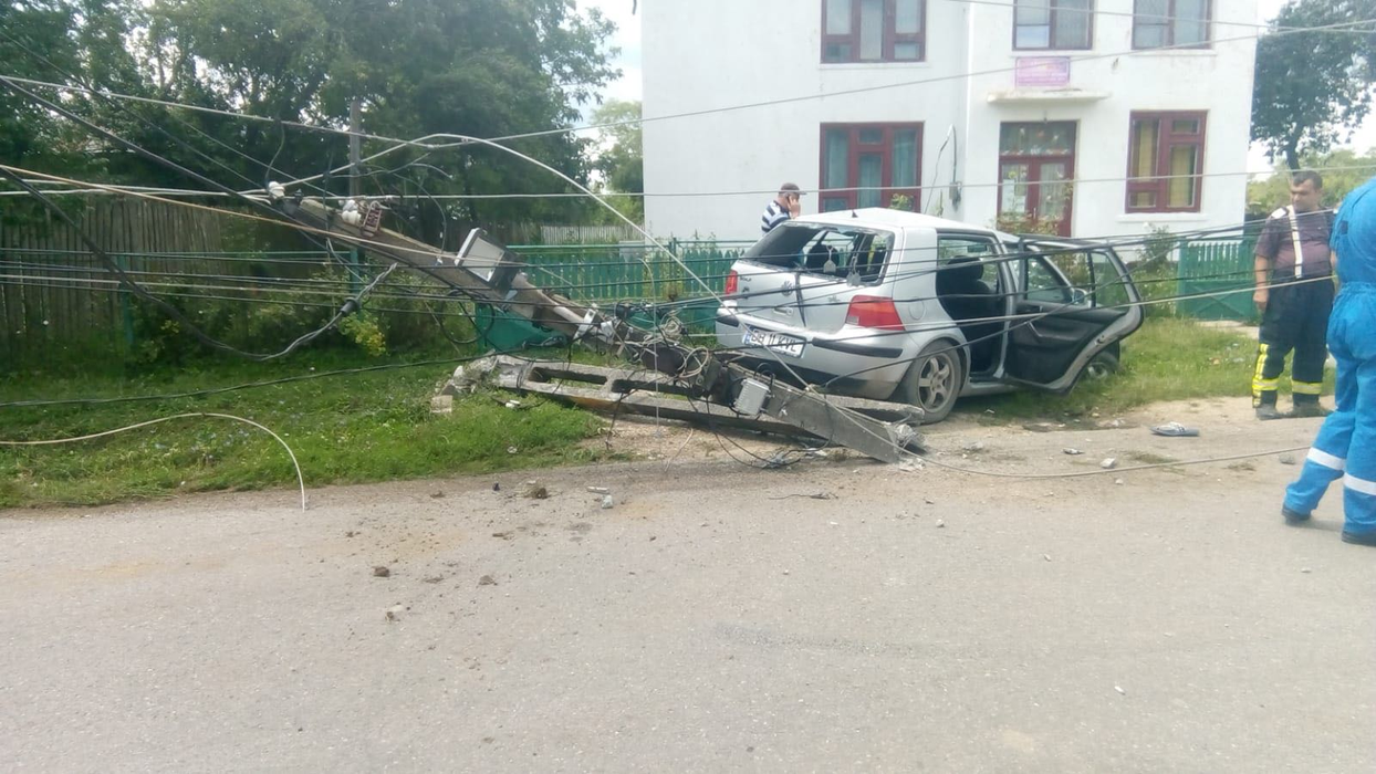 Copilul de 14 ani a intrat cu mașina în stâlp