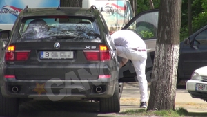 Dupa ce si-a facut implant de par, Ionita de la Clejani nu mai tine cont de fizic! Si-a luat sotia si…
