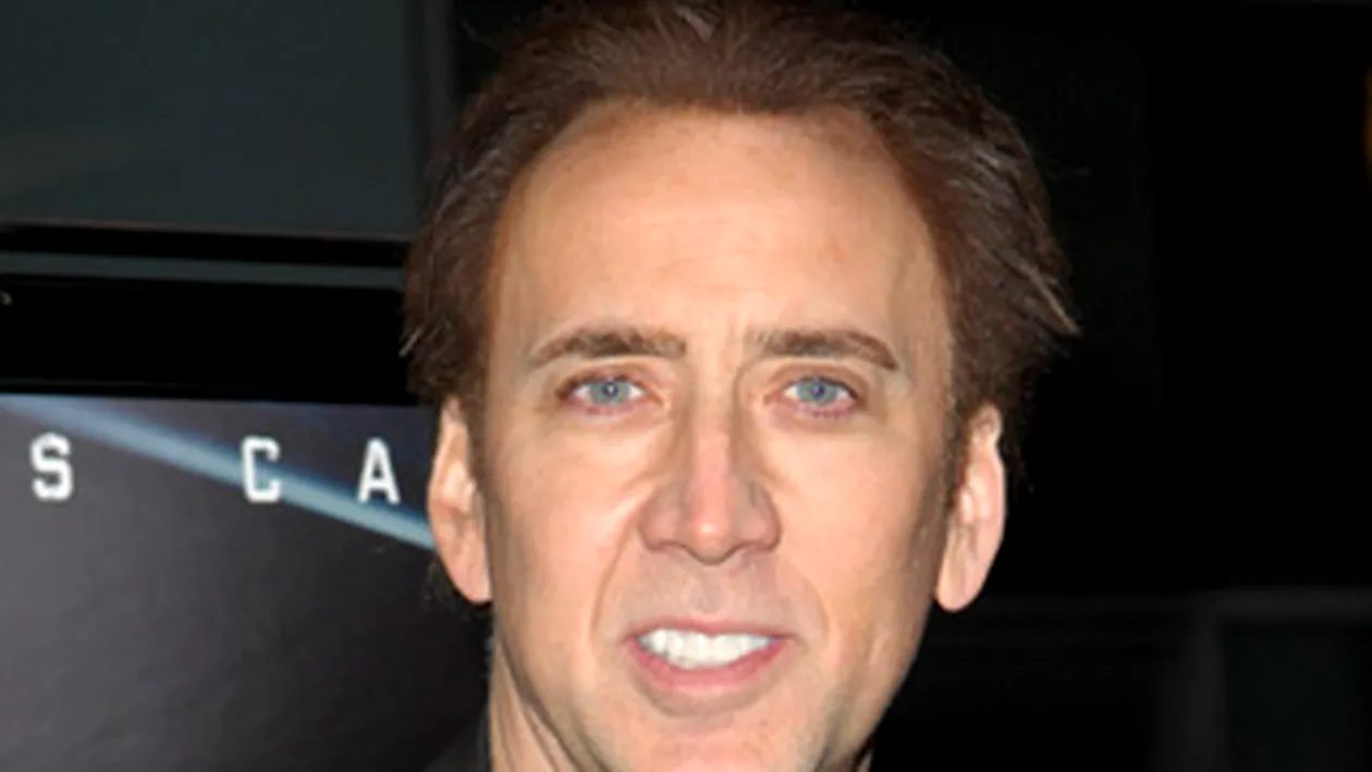 Nicolas Cage a luat-o razna. A facut circ si intr-un salon de tatuaje