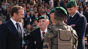 Emmanuel Macron, lovit cu palma peste față de un bărbat în timpul unei plimbări în regiunea Drome, aflată în sud-estul Franței | VIDEO