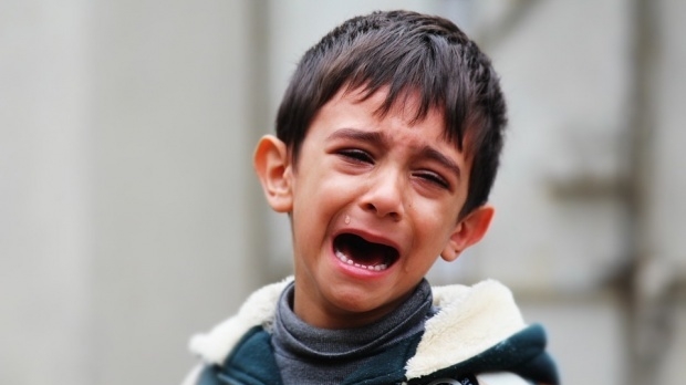 Baietelul statea in fata unui magazin de pantofi. O femeie se apropie si il intreaba ce face. Acesta ii spune: „I-am cerut lui Dumnezeu sa…”