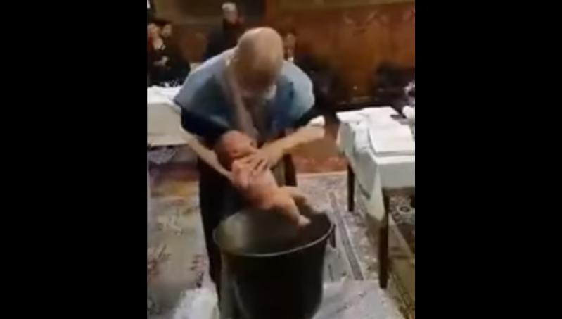 Cum se apără preotul care a bruscat un bebeluş la slujba de botez! Declaraţia lui a şocat pe toată lumea:”Eram supărat…“
