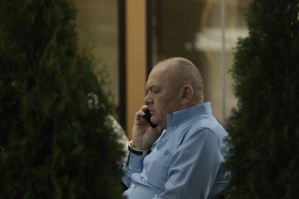 Gheorghe Buzdugan și bruneta respectabilă au părăsit terasa restaurantului după aproape o oră © CANCAN.RO