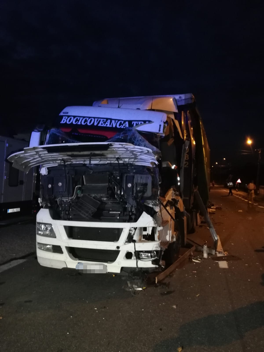 Accident rutier grav în această dimineață, pe DN 7. Două TIR-uri s-au ciocnit violent