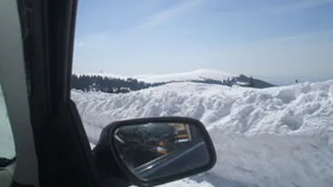 Avalanşă pe Defileul Jiului! Traficul spre staţiunea Rânca e oprit
