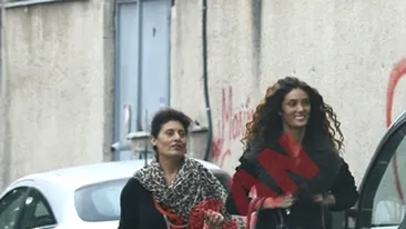 Mama Claudiei Pavel se imbraca la fel ca fiica ei