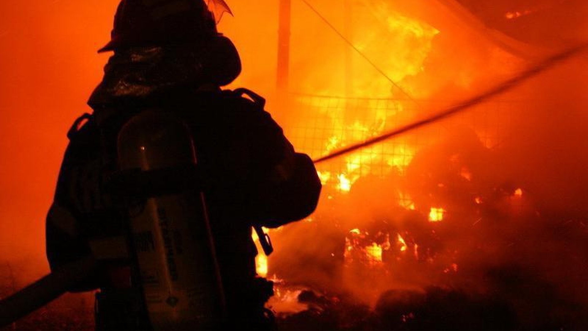 Breaking News! 168 de pompieri se luptă cu un incendiu uriaş în Bronx, după ce a luat foc un magazin de mobilă