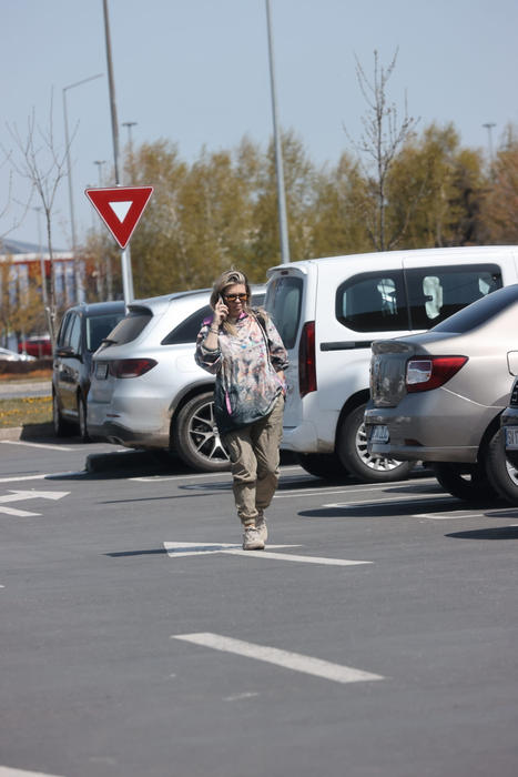 Gina Pistol, în parcare, cu telefonul la ureche (Foto: CANCAN.RO)