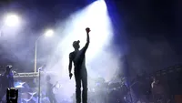 Incident HALUCINANT pe scenă! Un cântăreț renumit a CĂZUT din nou, în timpul concertului: „De ce o face des?”