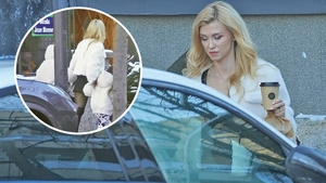 Andreea Bălan a blocat, din nou, traficul din Capitală! Fustița e tot mai scurtă, chiar și pe ger