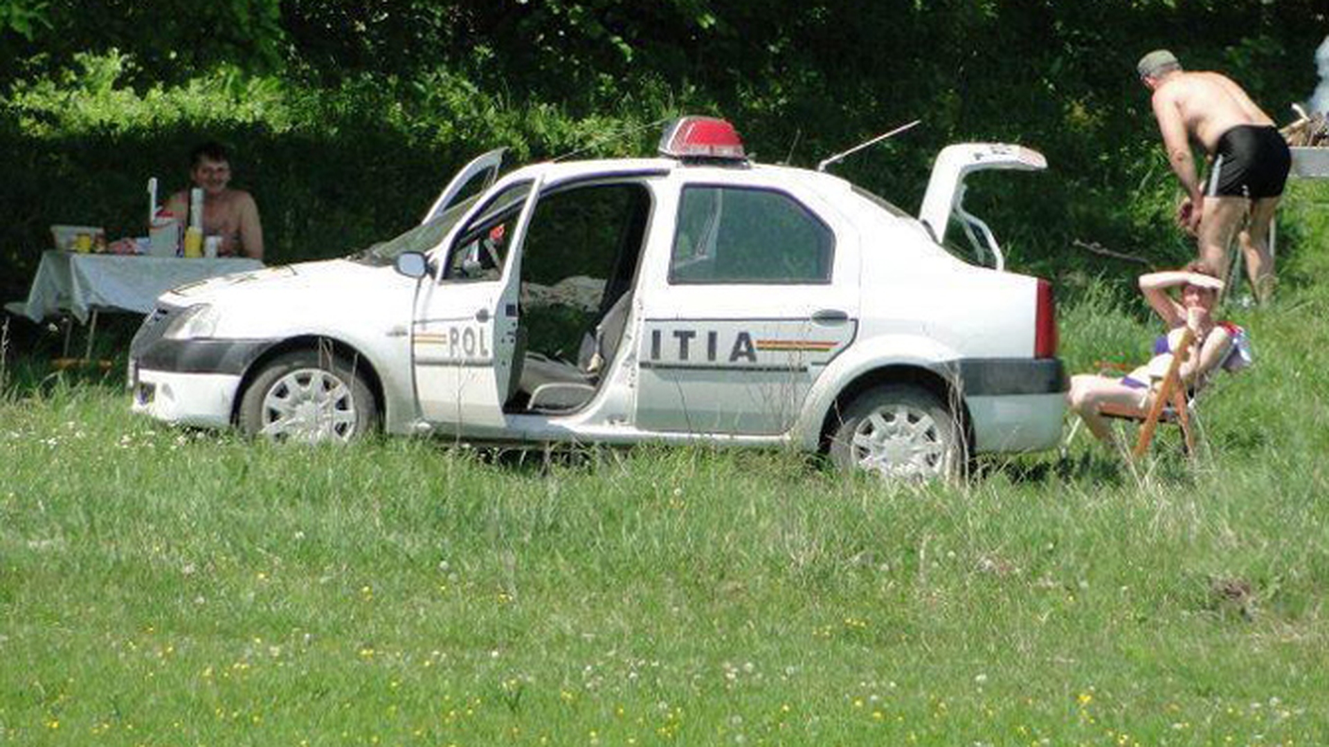 Masina politiei nu merge mereu la sectie! Agentii astia si-au facut de cap in timpul serviciului! Au iesit cu Loganul la iarba verde - Da-i Like