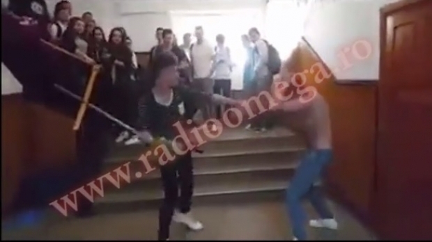 Bătaie ca-n filmele cu Van Damme într-un liceu din Târgu-Jiu. Totul a fost filmat