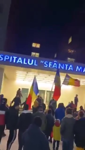 Scandări halucinante în fața Spitalului din Bacău