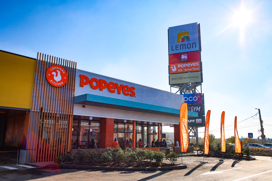 Popeyes România deschide primul restaurant de tip Drive-Thru din țară